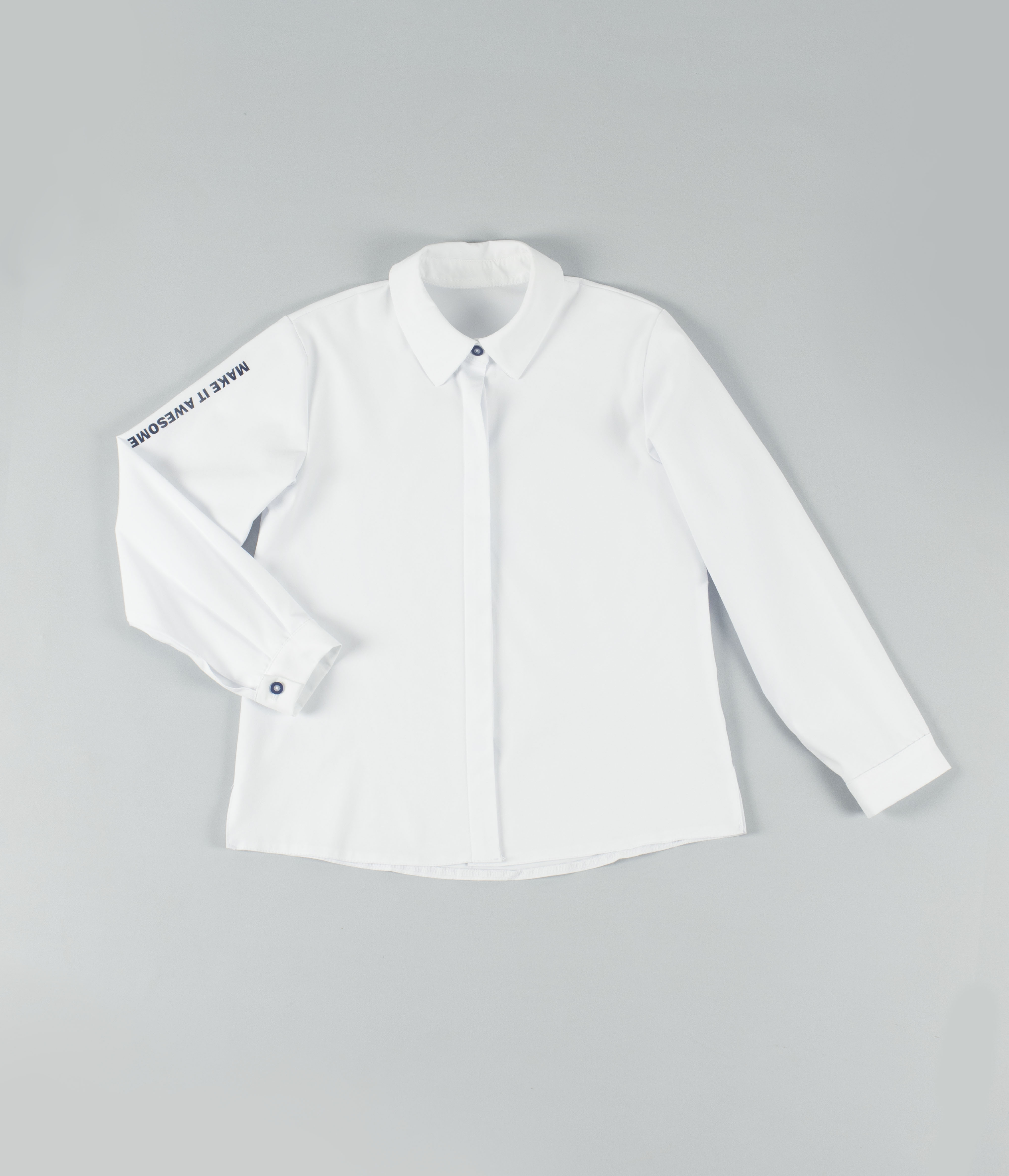 Белая блузка с надписью на рукаве