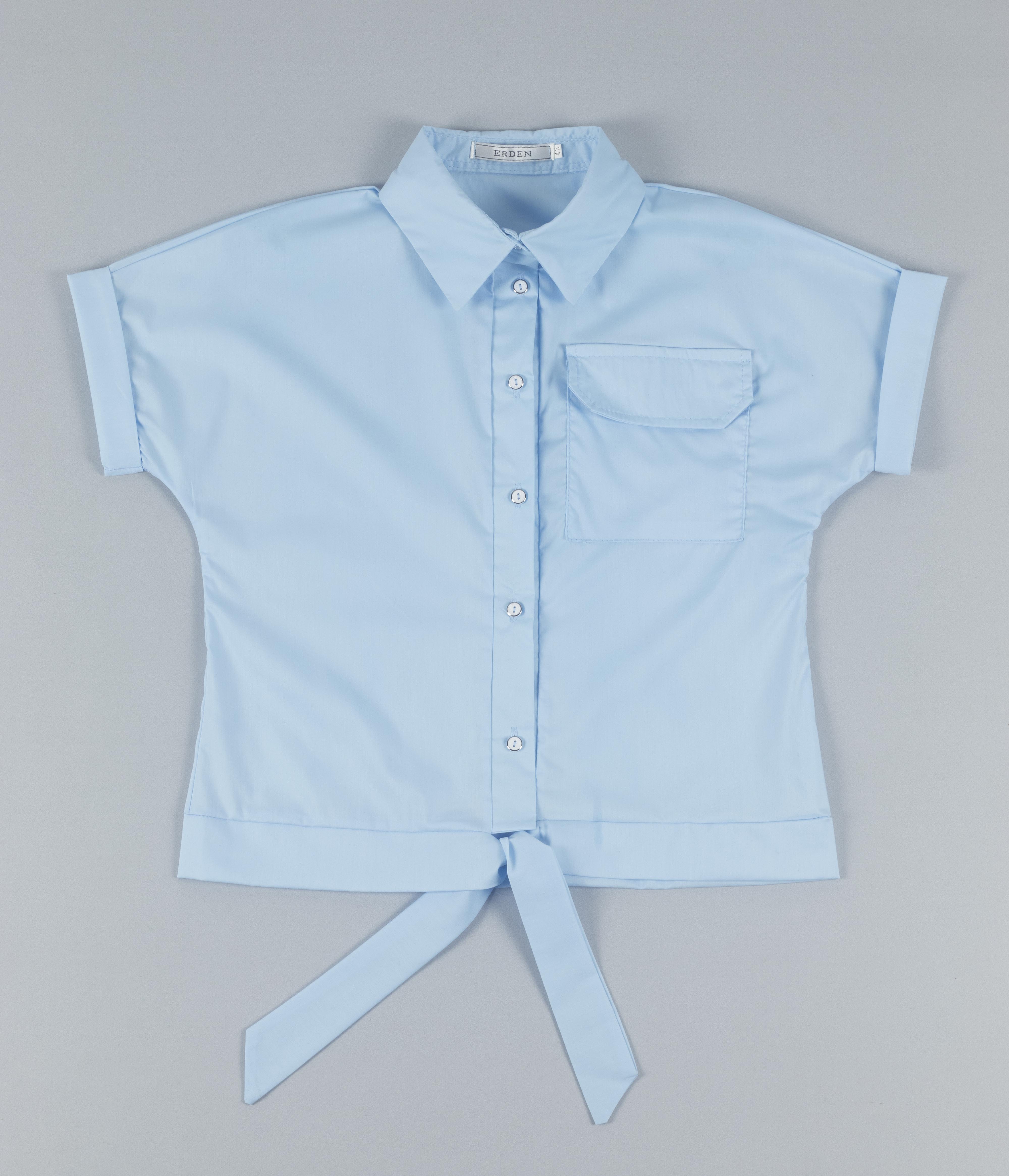 Голубая блузка на поясе с коротким рукавом