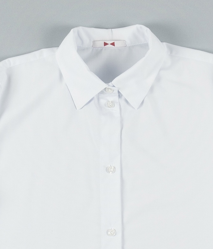 Белая блузка приталенного силуэта