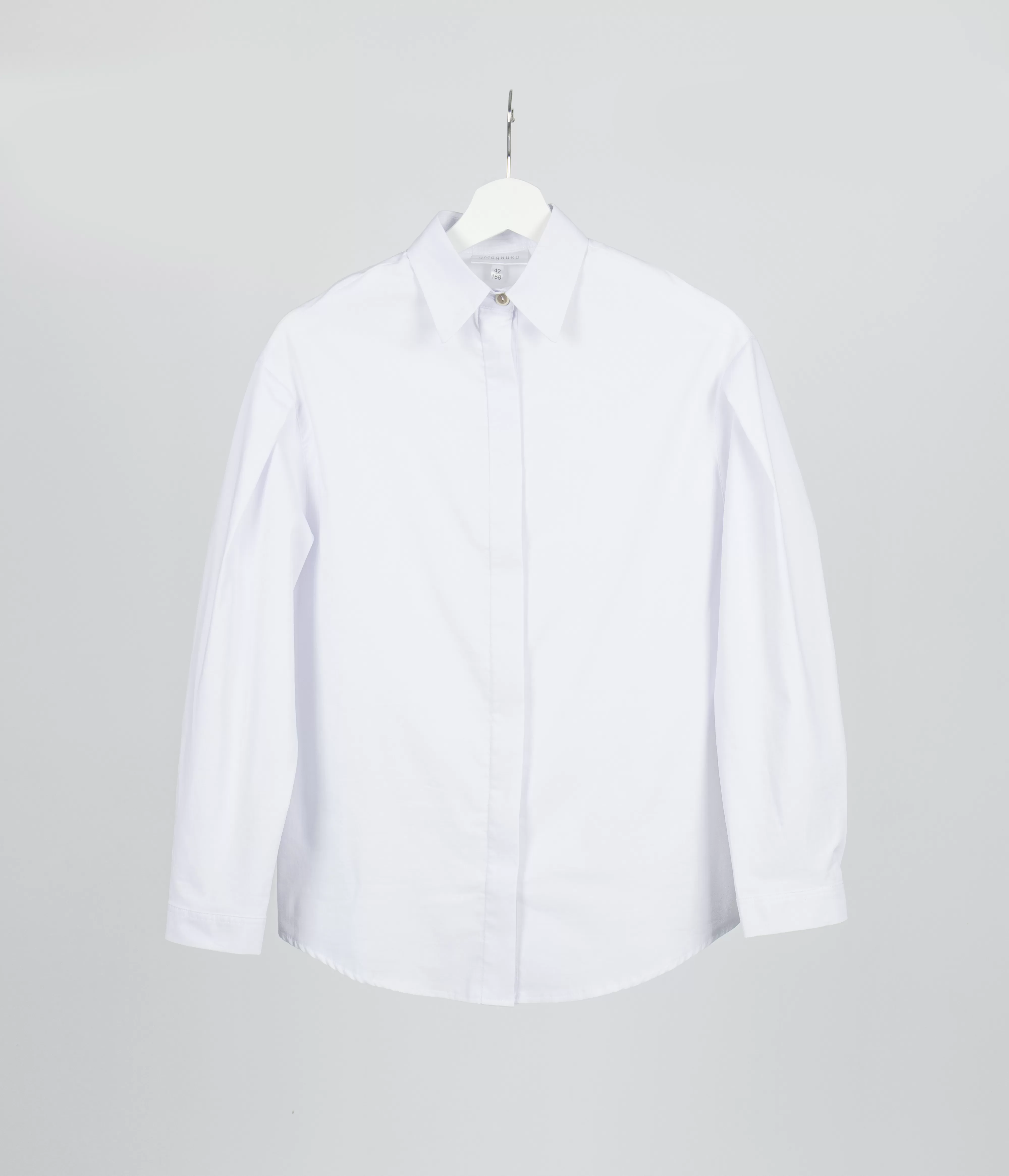 Белая блузка с широкими рукавами