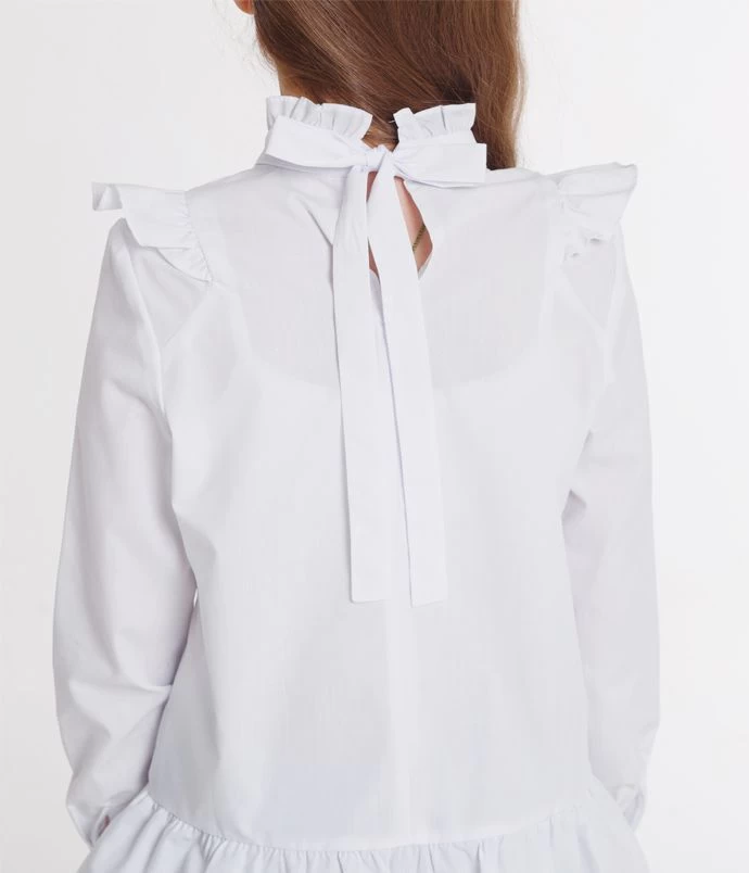 Прямая белая блузка с рюшей