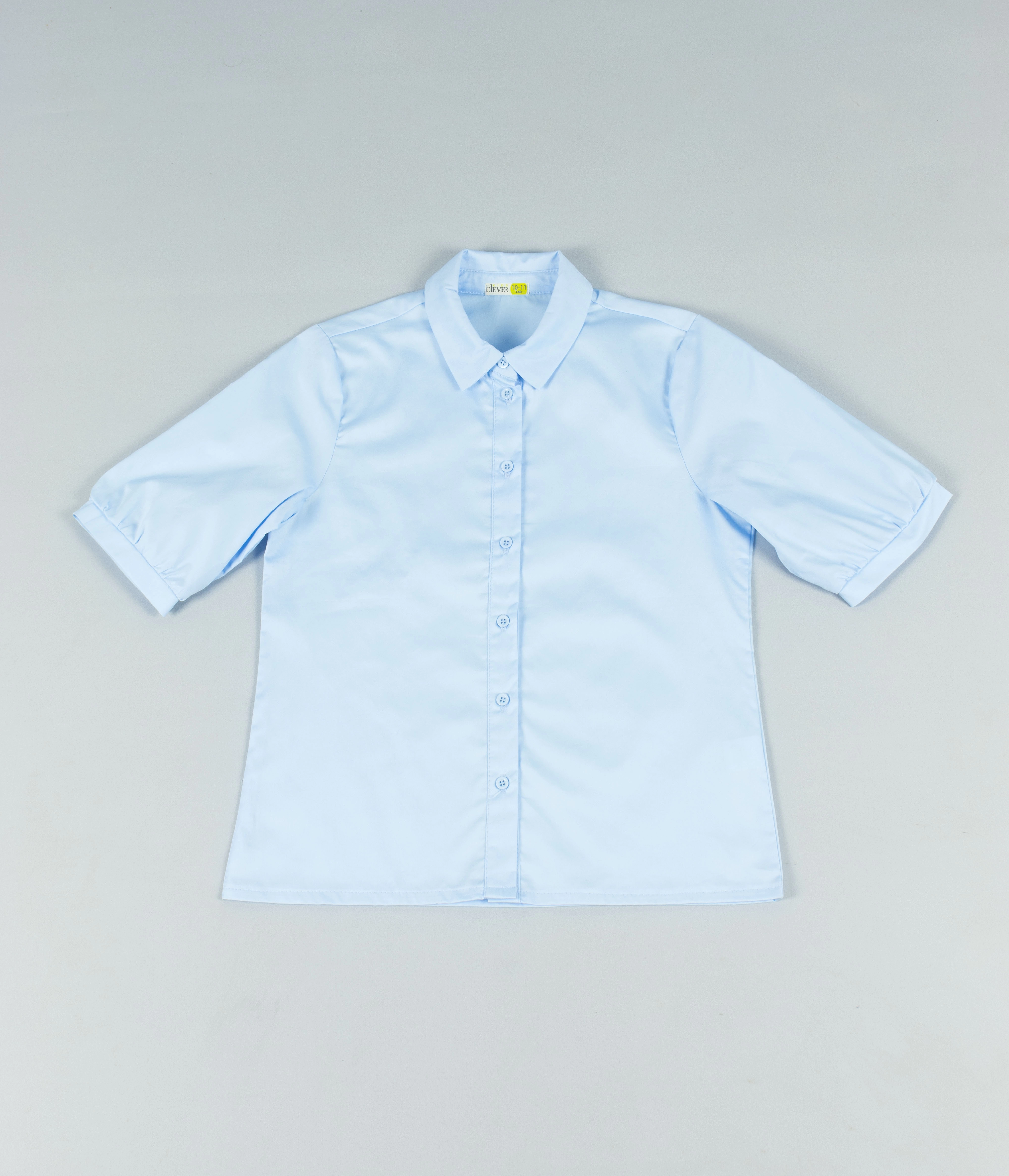 Голубая блузка с коротким рукавом на манжете