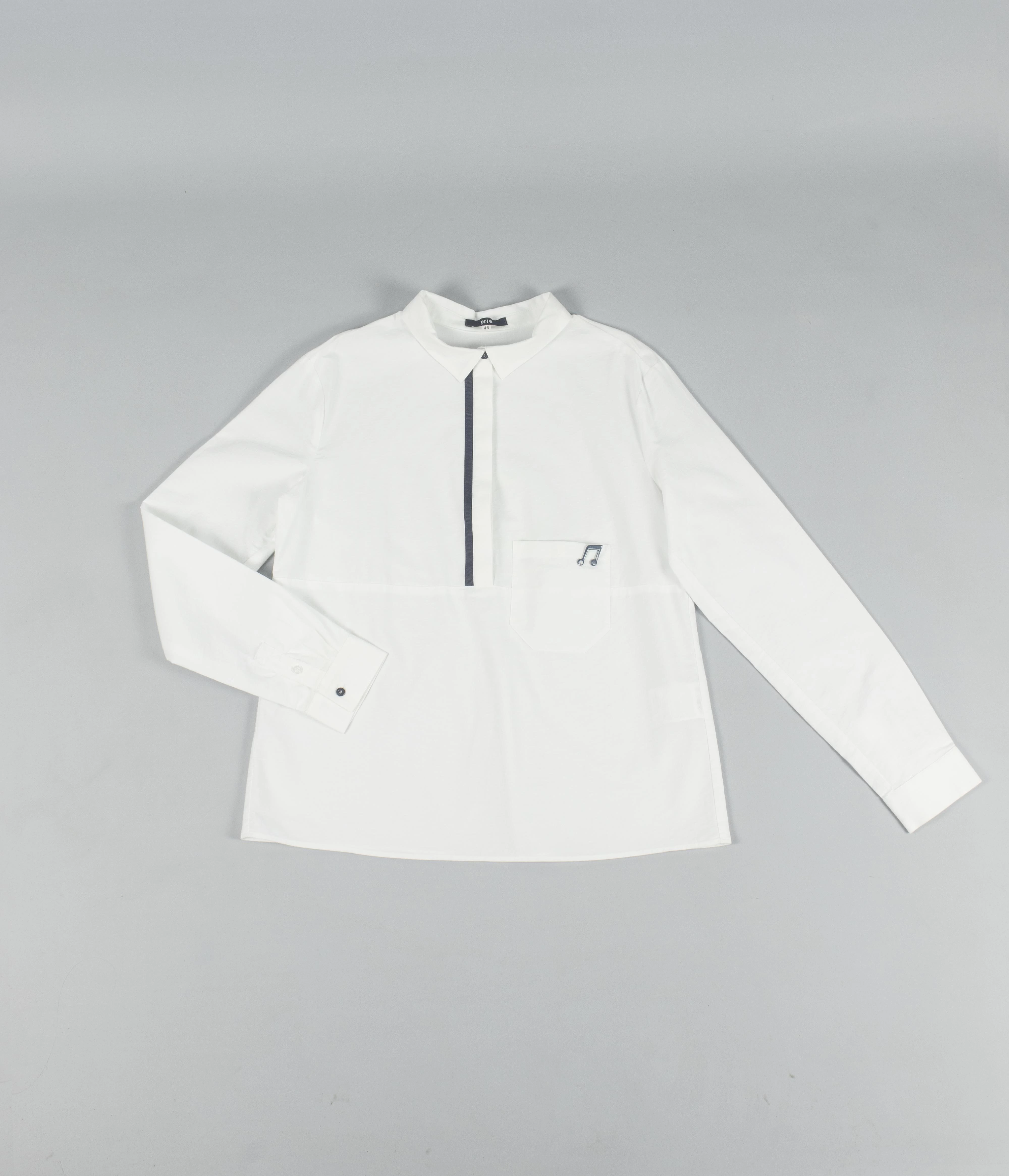 Белая блузка с карманом